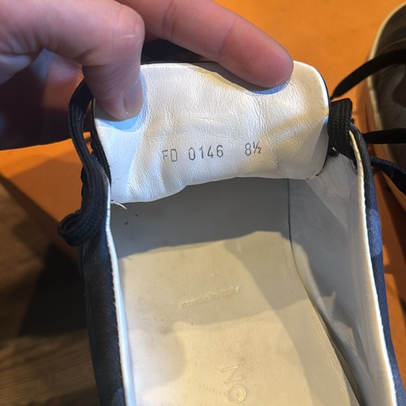 Louis Vuitton - Picture 4 of 5